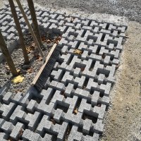 Autobloccanti intorno ai gelsi