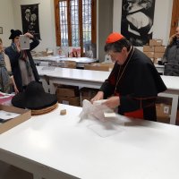 La Ditta Marzi dona al Cardinale uno zucchetto di sua creazione