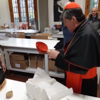La Ditta Marzi dona al Cardinale uno zucchetto di sua creazione